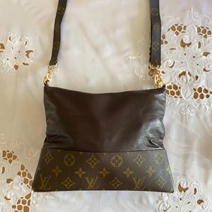 Crossbody handbag